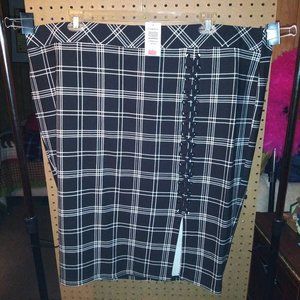 NEW TORRID BLACK & WHITE SKIRT 4/4X